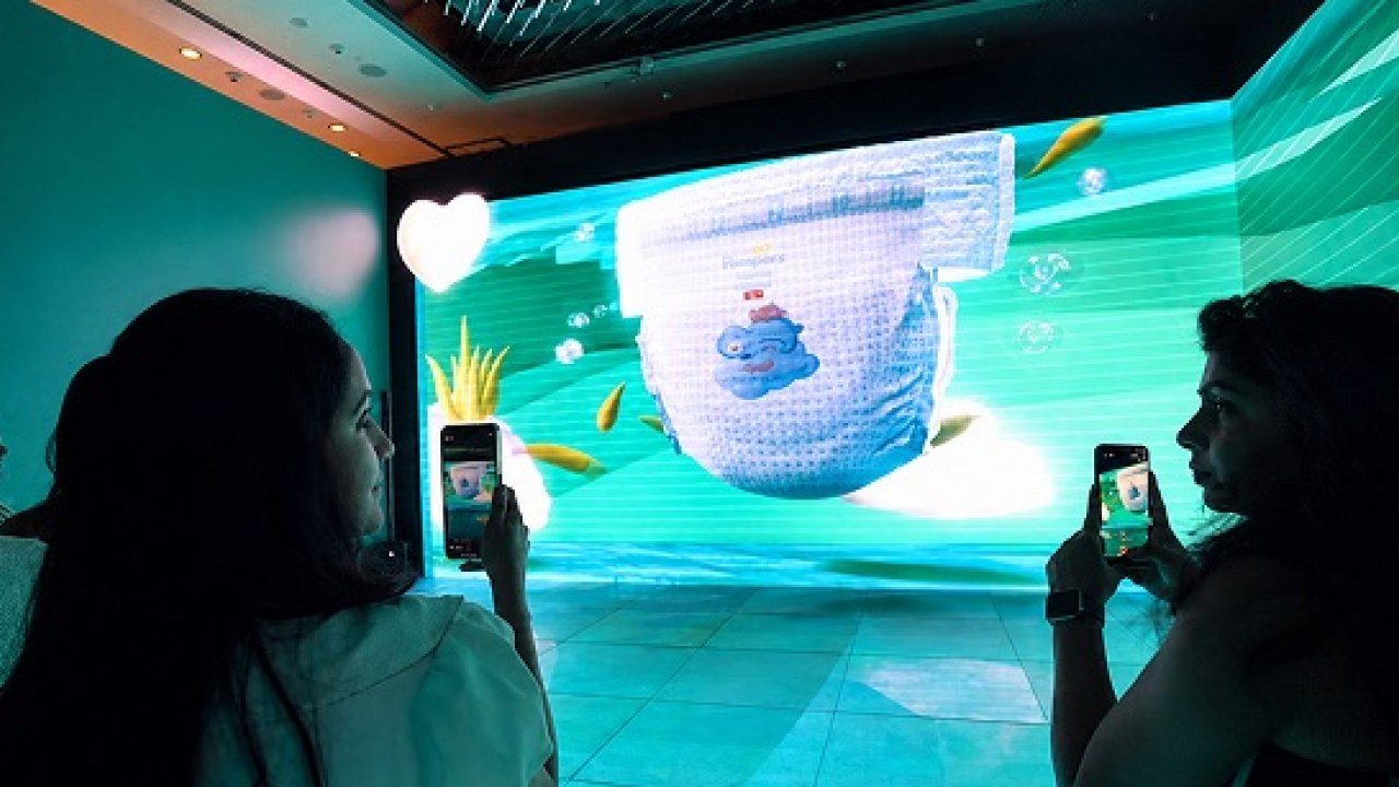 Immersive anamorphic display at pamper